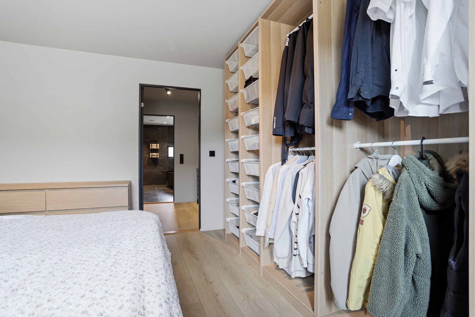 Oppe ligger hovedsoverommet i en privat masterfløy med garderobe og eget bad. Soverommet innredes enkelt med dobbeltseng, og langs den ene veggen har rommet mye oppbevaring i et åpent skap med to skufferekker og klesoppheng i ulike høyder. Galleribilde