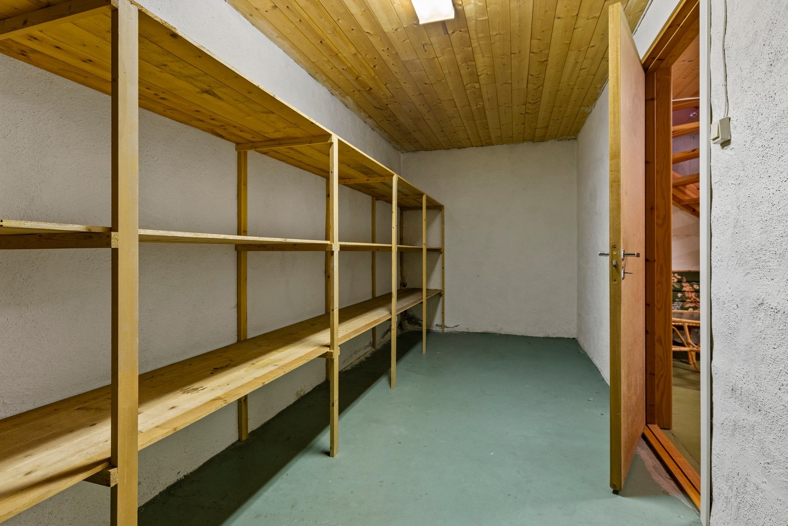 Kjellerbod med hylleløsning Galleribilde