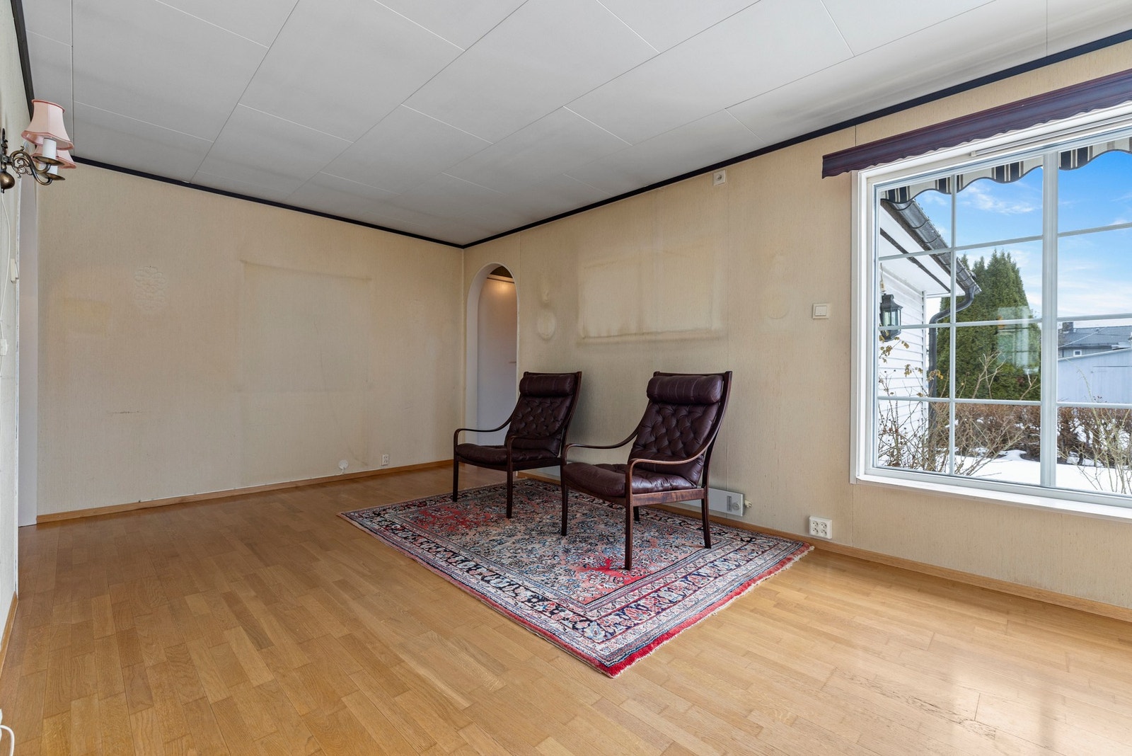 God plass til inndeling i soner med stor spisestue og sofagruppe Galleribilde