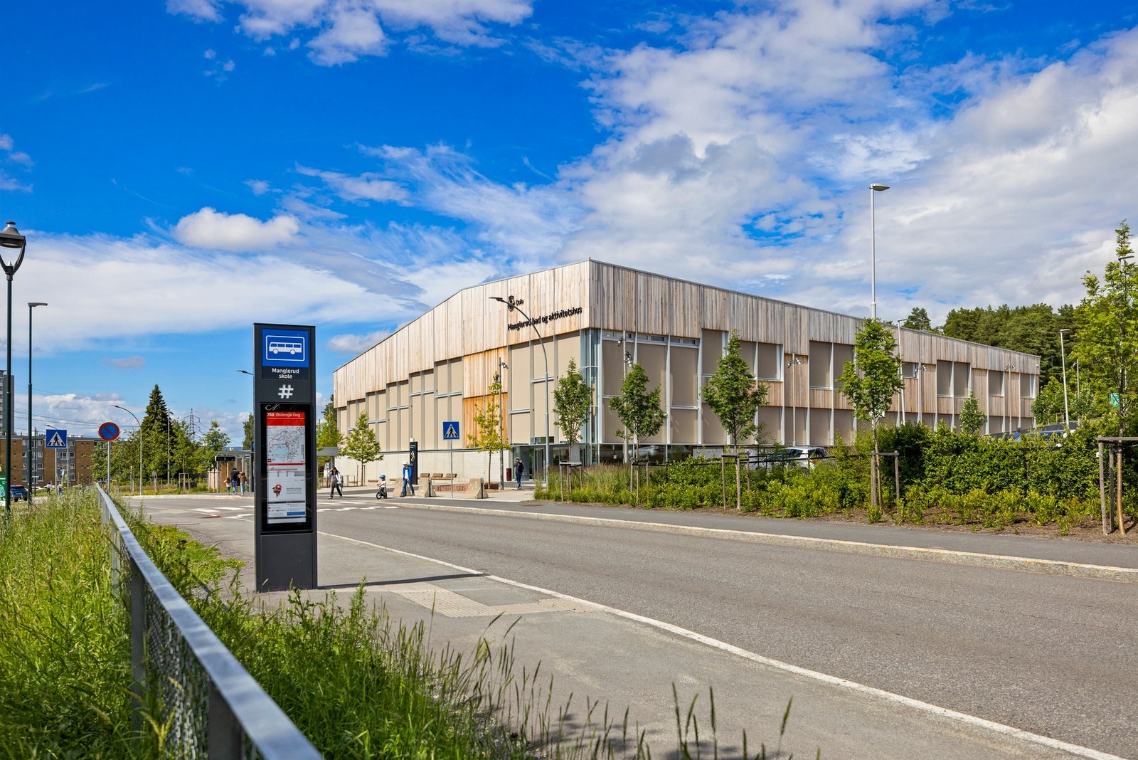 T bane fra Manglerud stasjon med reisetid til sentrum på ca. 12 minutter Buss nr. 70 fra Manglerudveien med ca. 14 minutter til Jernbanetorget Galleribilde