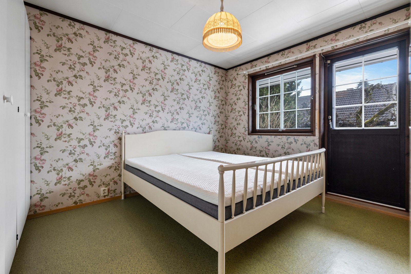 God plass til en stor garderobe og dobbeltseng Galleribilde