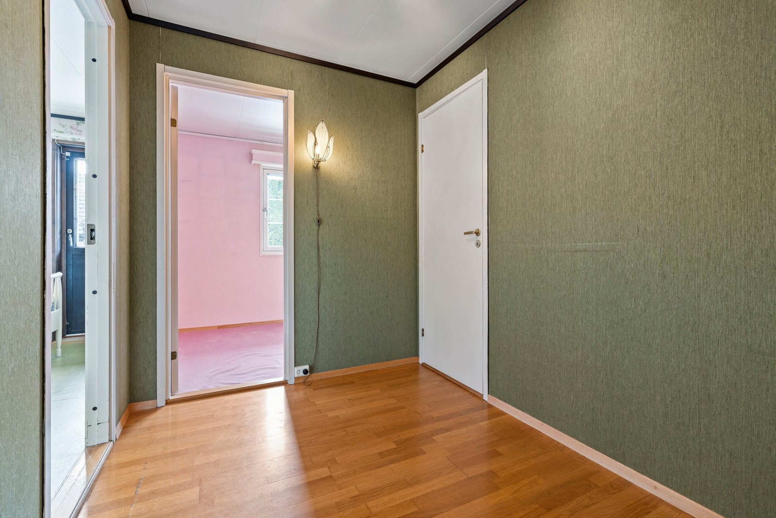 Fra stuen via gang, har du to soverom, baderom og adkomst til kjeller Galleribilde