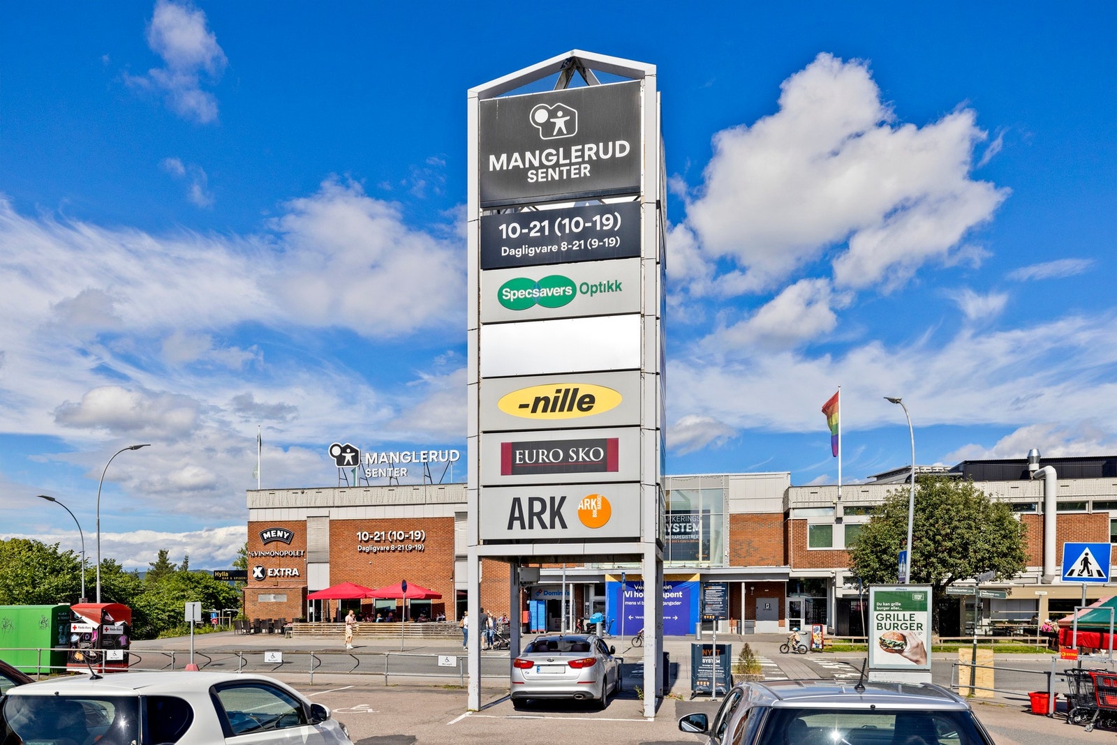Manglerud senter med blant annet Meny, Coop Extra, apotek, Vinmonopolet, restauranter og kaféer Galleribilde