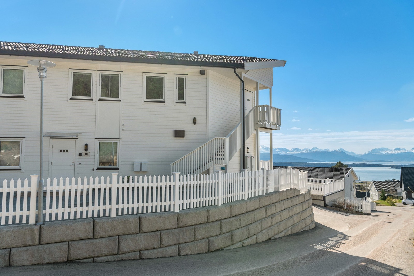 Leiligheten har adkomst fra nordsiden. Galleribilde