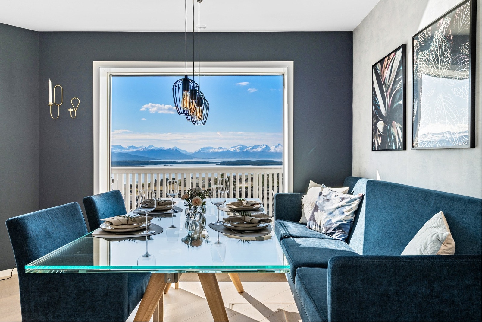 Det er god plass til spisestue på stuen. Galleribilde