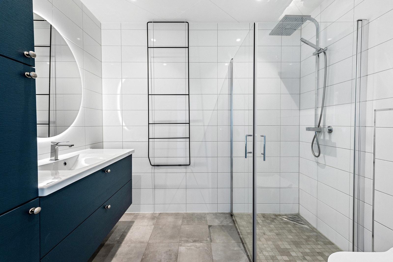 Pent, flislagt bad med flott inredning og regnskogdusj. Galleribilde