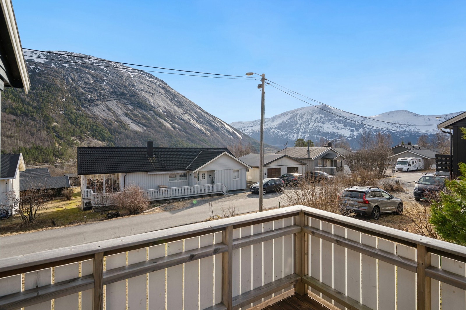 Fra eiendommen har man utsikt mot de omkringliggende fjellene. Galleribilde