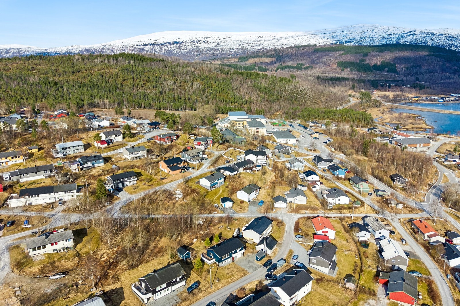 Det er kort vei til både Straumen skole (1-10. klasse) og Straumen barnehage, begge kun ca. 5-6 minutters gange unna. Galleribilde
