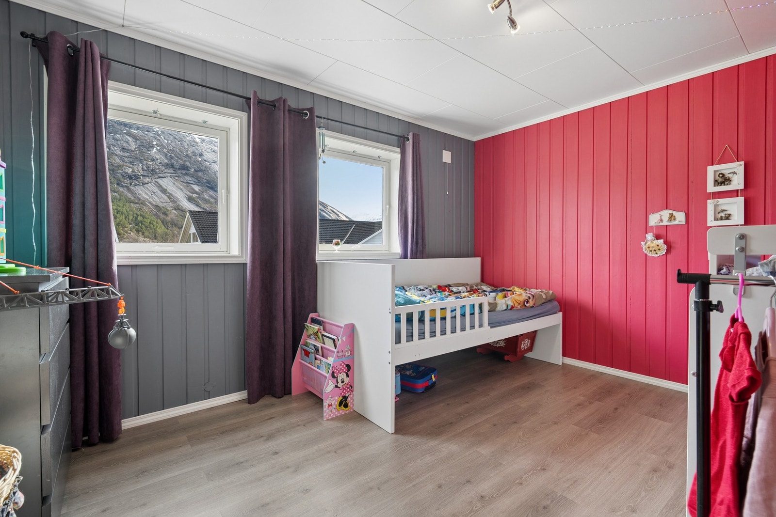 Romslig rom i underetasjen som i dag er innredet som soverom, men dette er ikke godkjent hos Sørfold kommune. Galleribilde