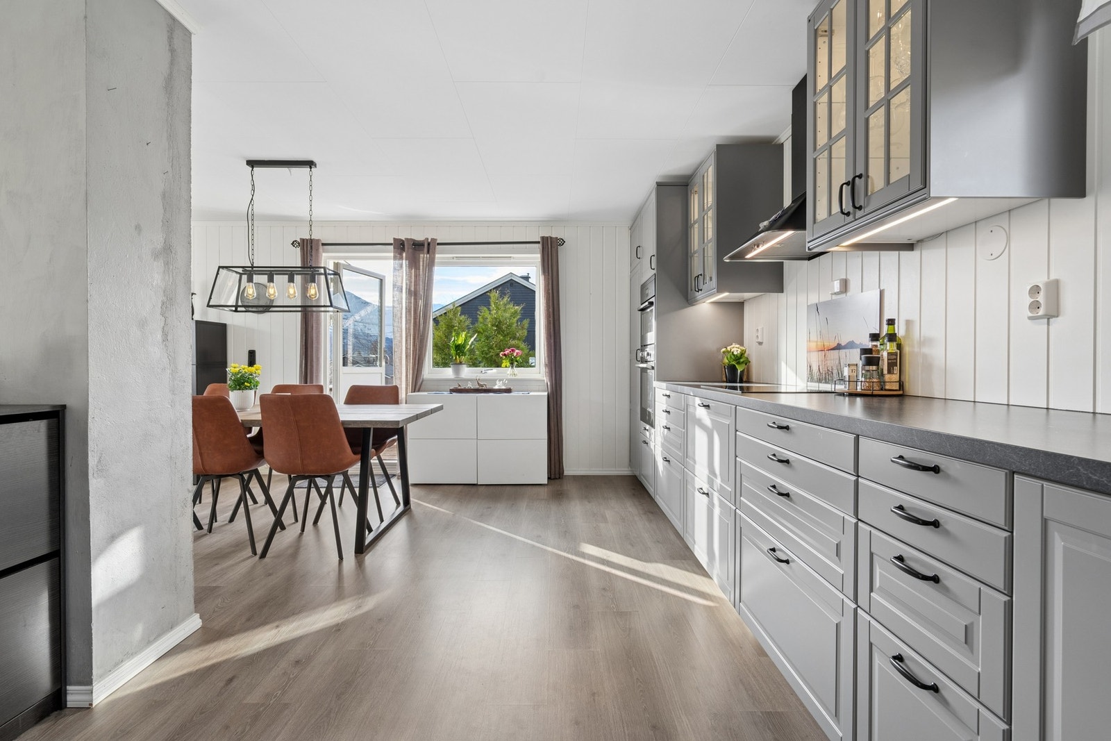 Kjøkkenet er godt utstyrt med blant annet induksjonstopp, stekeovn, micro, kjøleskap, fryseskap og oppvaskmaskin. Galleribilde