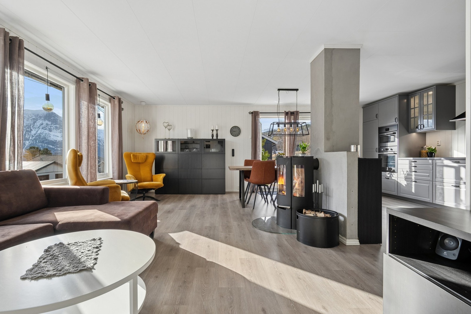 Stuen er lys og romslig, med store vindusflater som slipper inn rikelig med dagslys. Vinduene er fra 2016, satt inn i 2019. Galleribilde