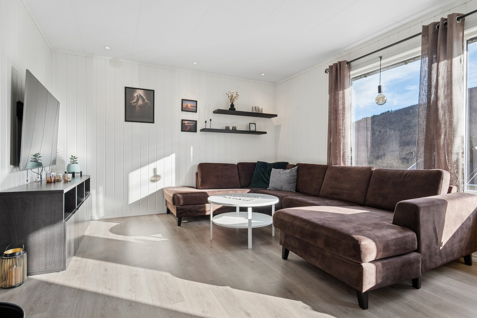 Stuen har god plass til en romslig sofakrok for avslapning og TV-titting. Galleribilde