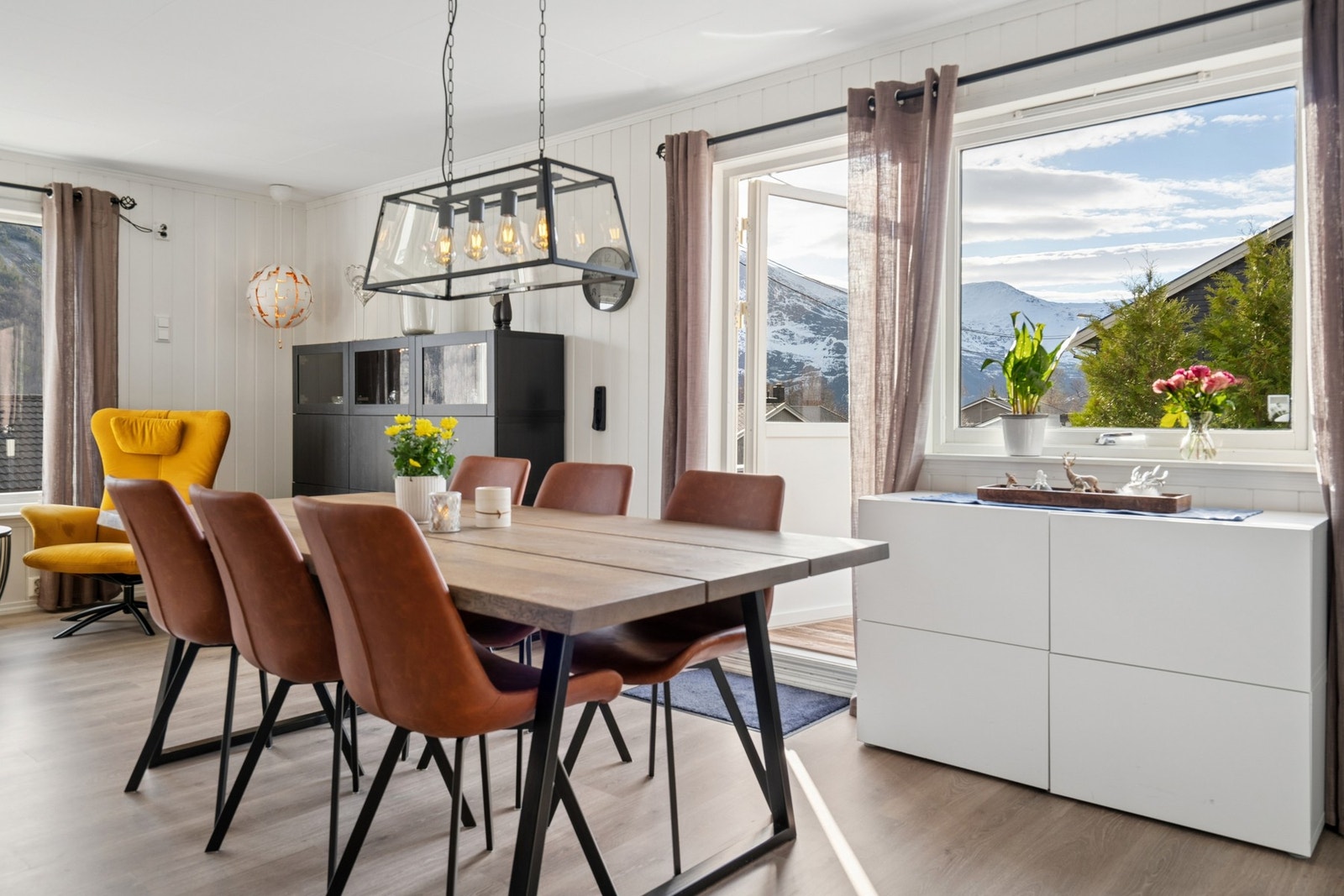Fra spisestuen er det direkte utgang til den sørvestvendte terrassen via en balkongdør fra 2017-2018. Galleribilde