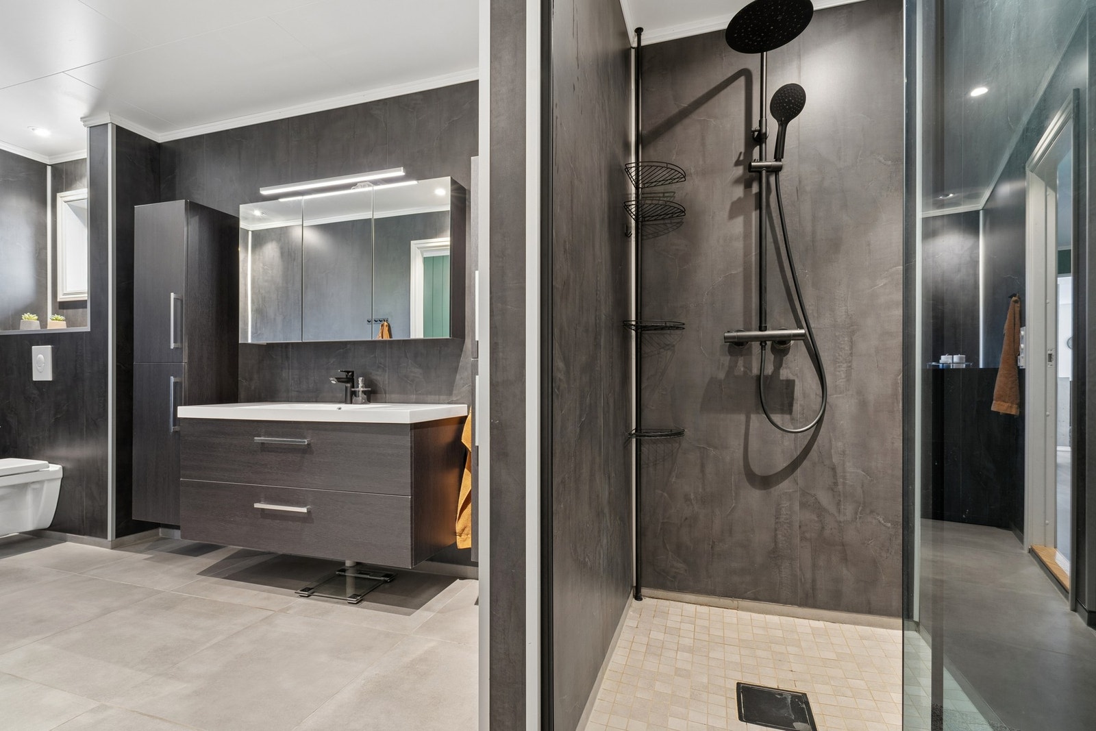 Badet er et resultat av en ombygging hvor et tidligere WC, bad og soverom ble slått sammen til ett stort og funksjonelt rom. Galleribilde