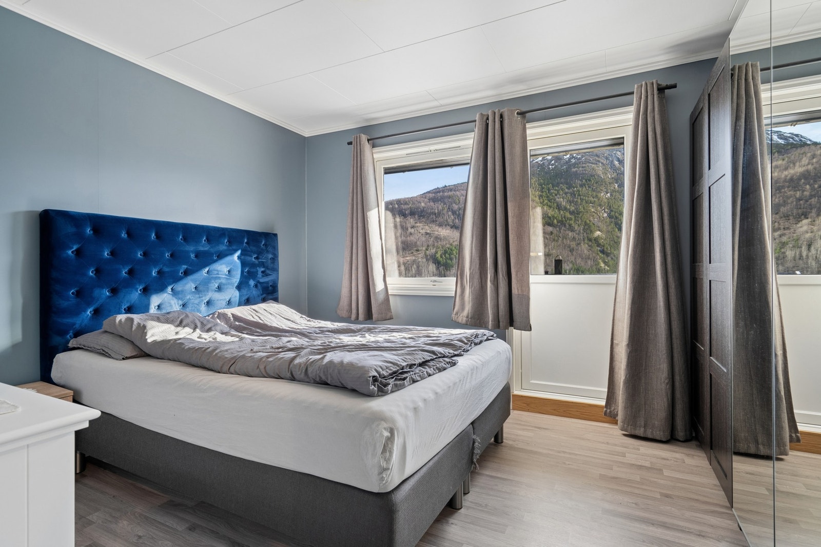 Et lyst og behagelig rom med plass til garderobeskap. Galleribilde