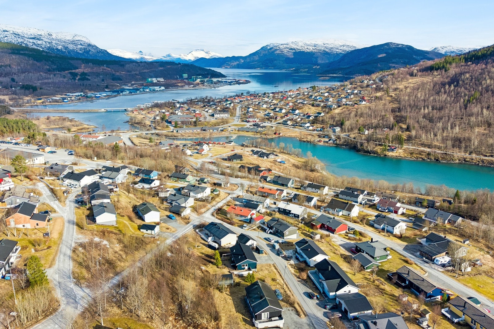 Boligen ligger i et etablert og barnevennlig nabolag i Straumen, Sørfold kommune. Galleribilde