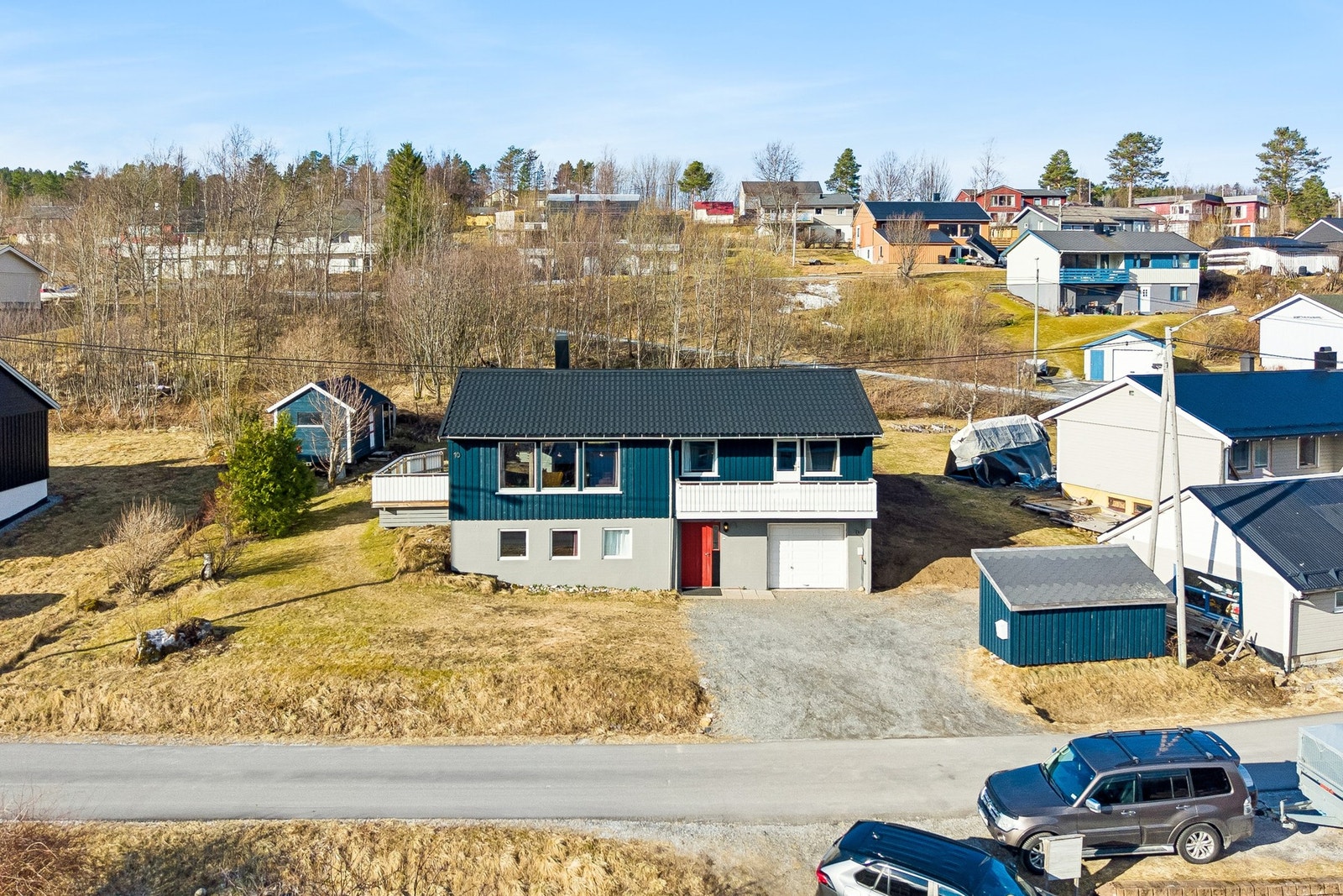 Eiendommen har en god plassering i feltet med parkering på egen tomt foran den integrerte garasjen. Galleribilde