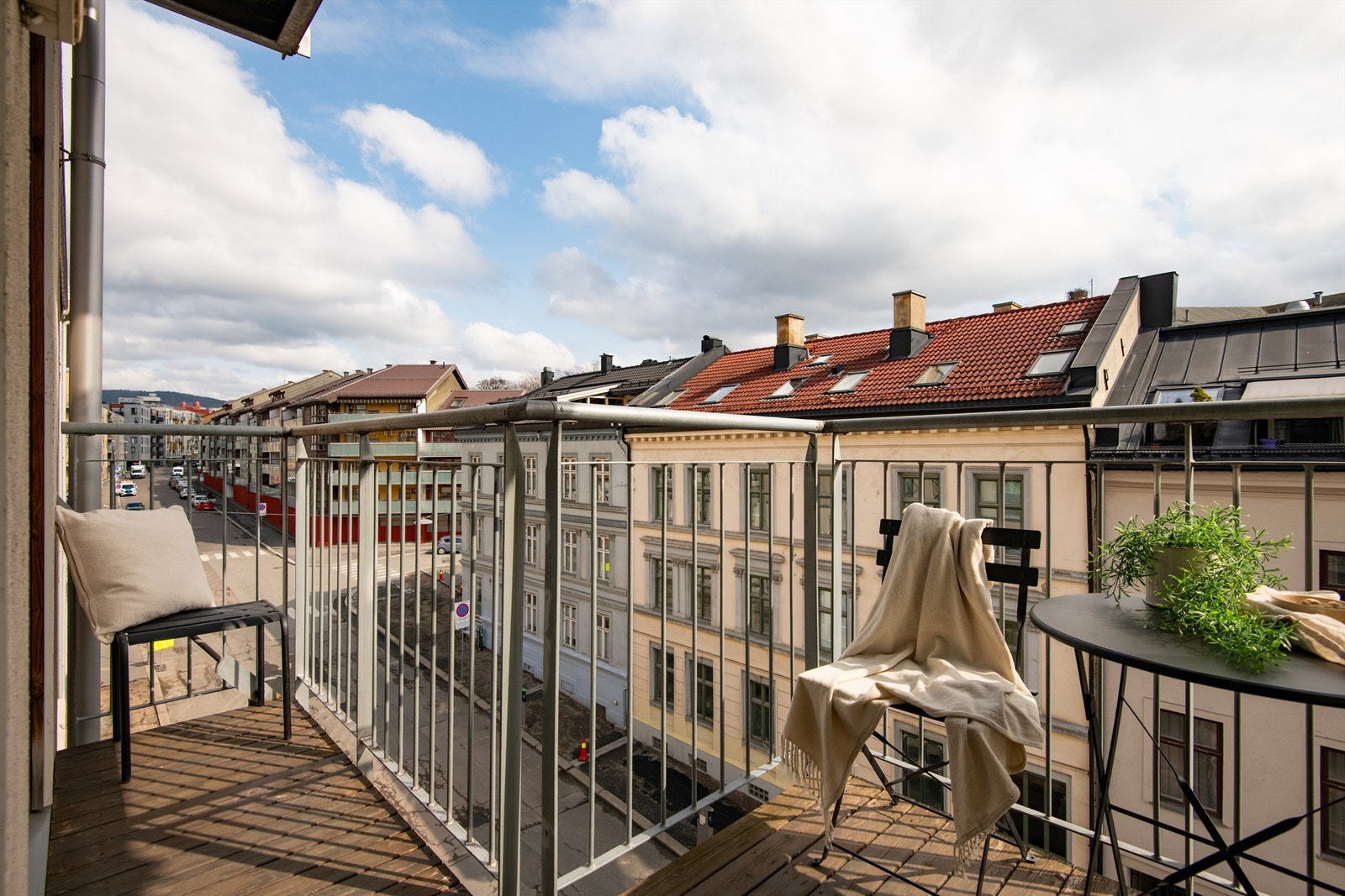 Hyggelig balkong med plass til møblement og grill. Galleribilde