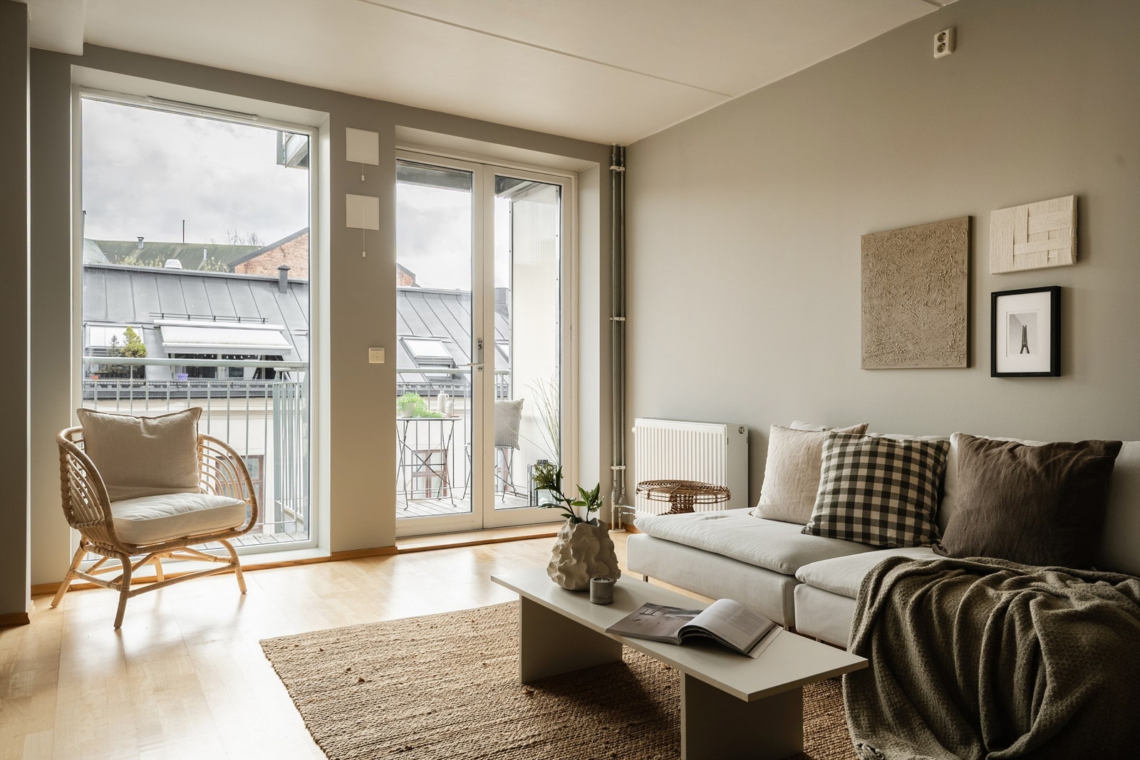En lys og gjennomgående 3-roms med balkong, heis og stor felles takterrasse. Leilighetens vegger er malt i mars 2026. Galleribilde