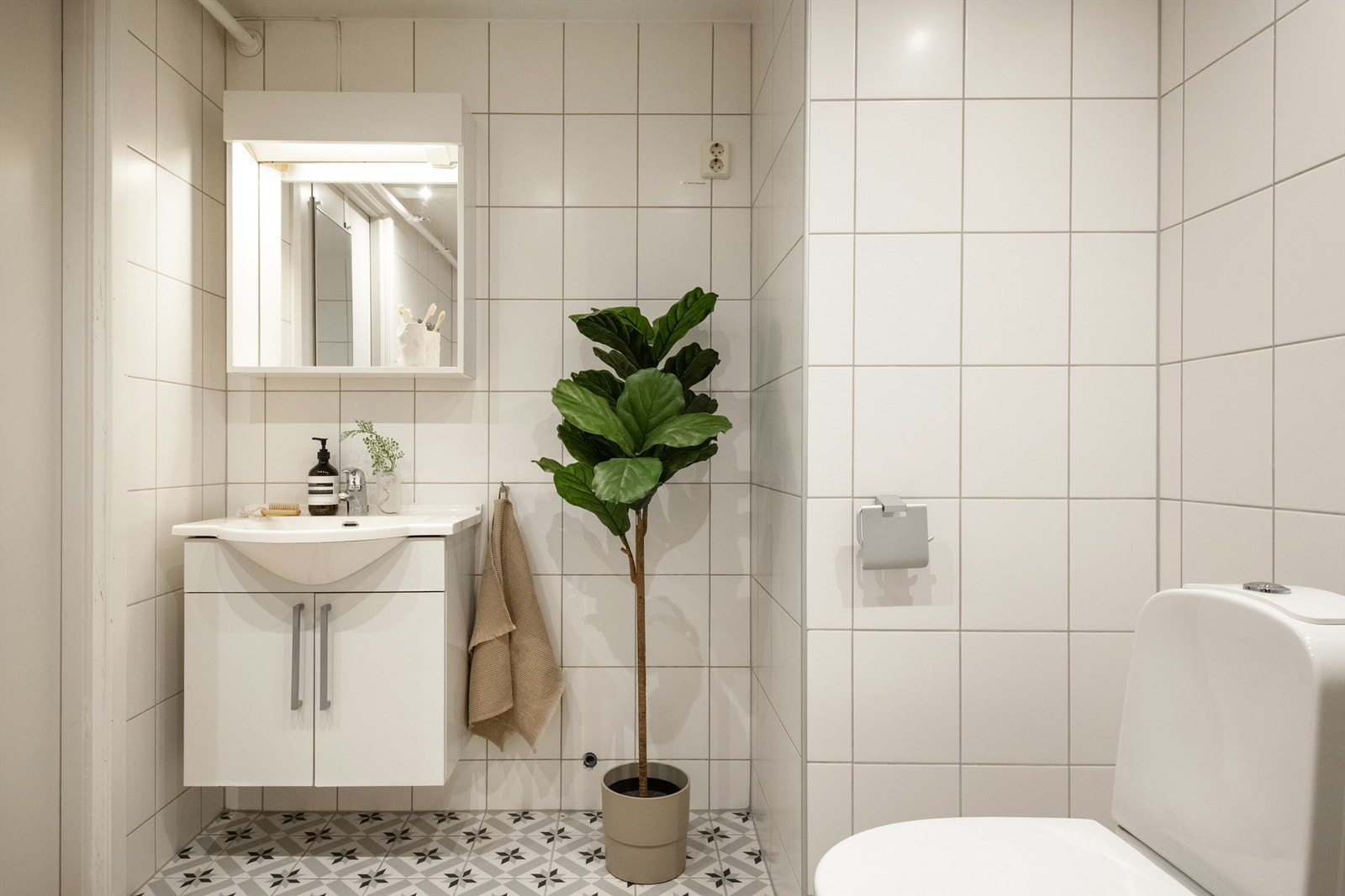 Badet byr blant annet på dusjsone, toalett, servant med underskap og opplegg til vaskemaskin. Galleribilde