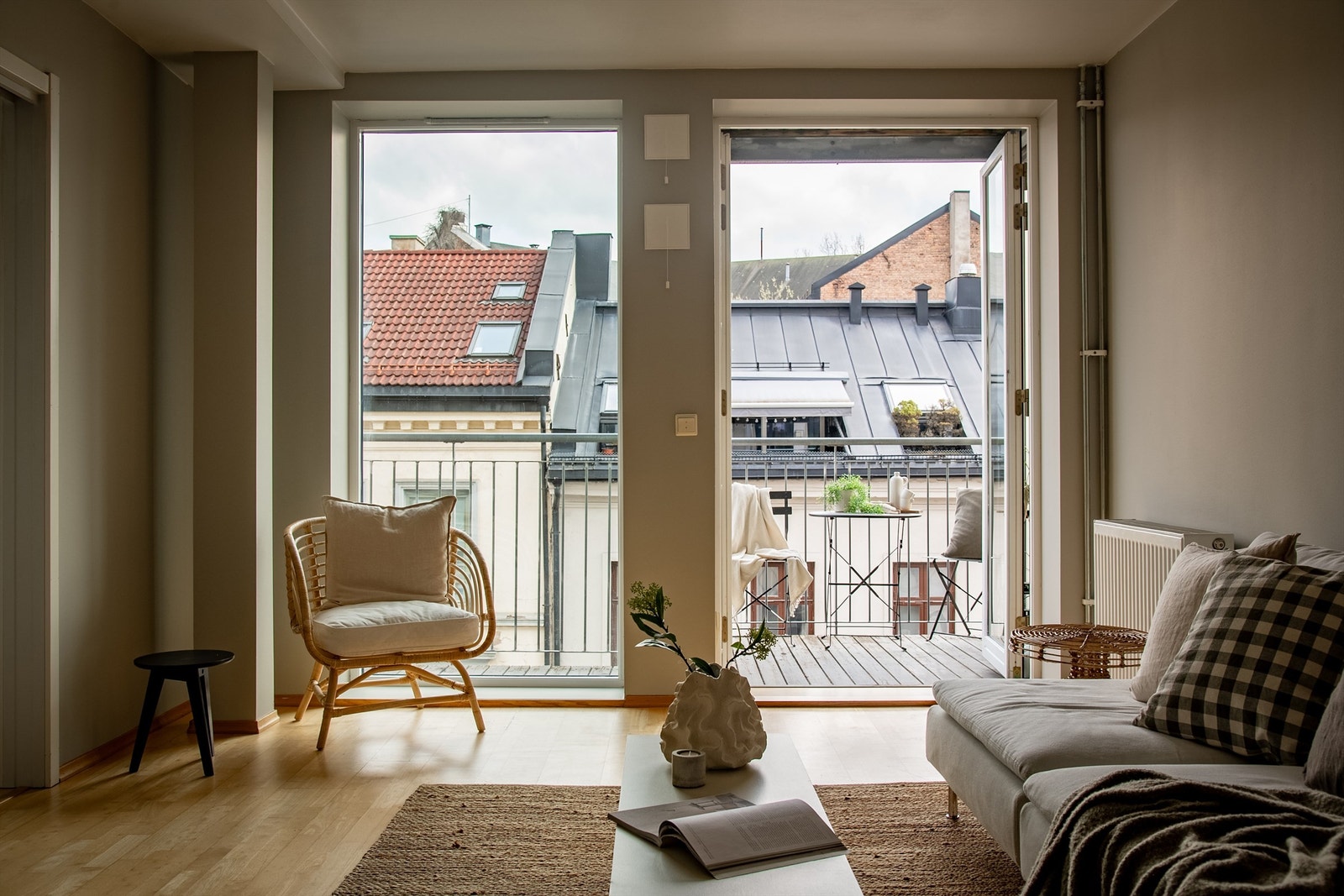 Her bor du sentralt til i 4. etasje, men tilbaketrukket til med alt du måtte trenge i umiddelbar nærhet. Galleribilde