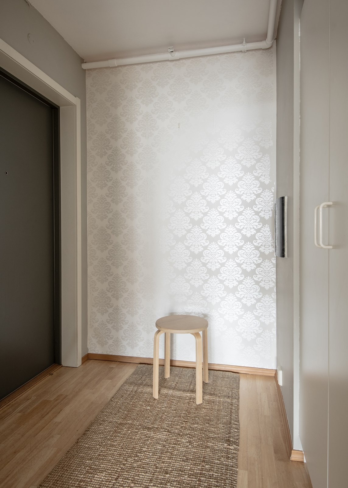 Romslig seperat entré med gode oppbevaringsmuligheter. Her har du rikelig med plass til å henge fra deg uteklær og sko. Galleribilde