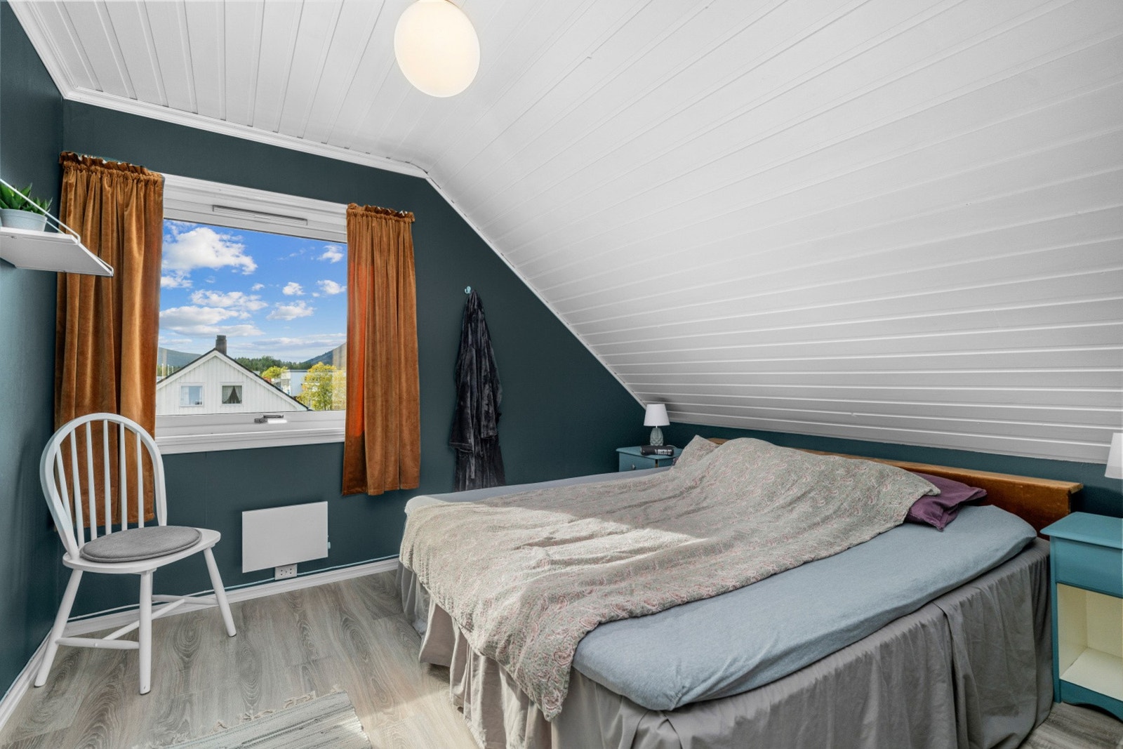 På loft finner vi 2 soverom, stue, bad og gang. Galleribilde