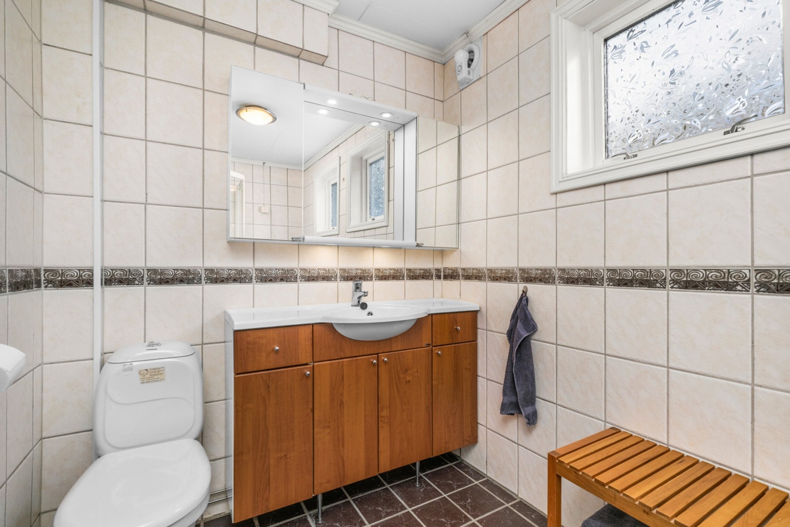 Badet i 1. etasje er fra ca 2006. Badet har flislagt gulv med gulvvarme, flis på vegger og malte plater i innvendig tak. Galleribilde