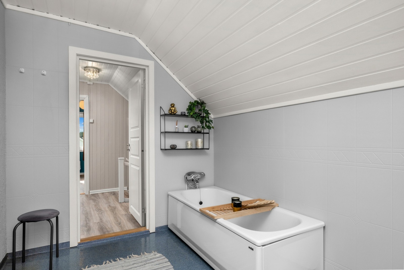 . Badet har vinylbelegg på gulv, aqutile-plater på vegger og malt panel i innvendig tak. Galleribilde