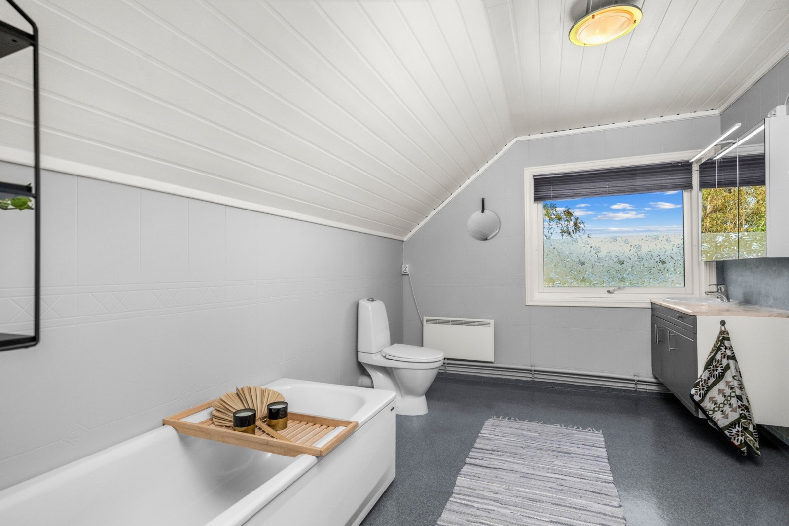 Stort bad på loftet med badekar. Galleribilde