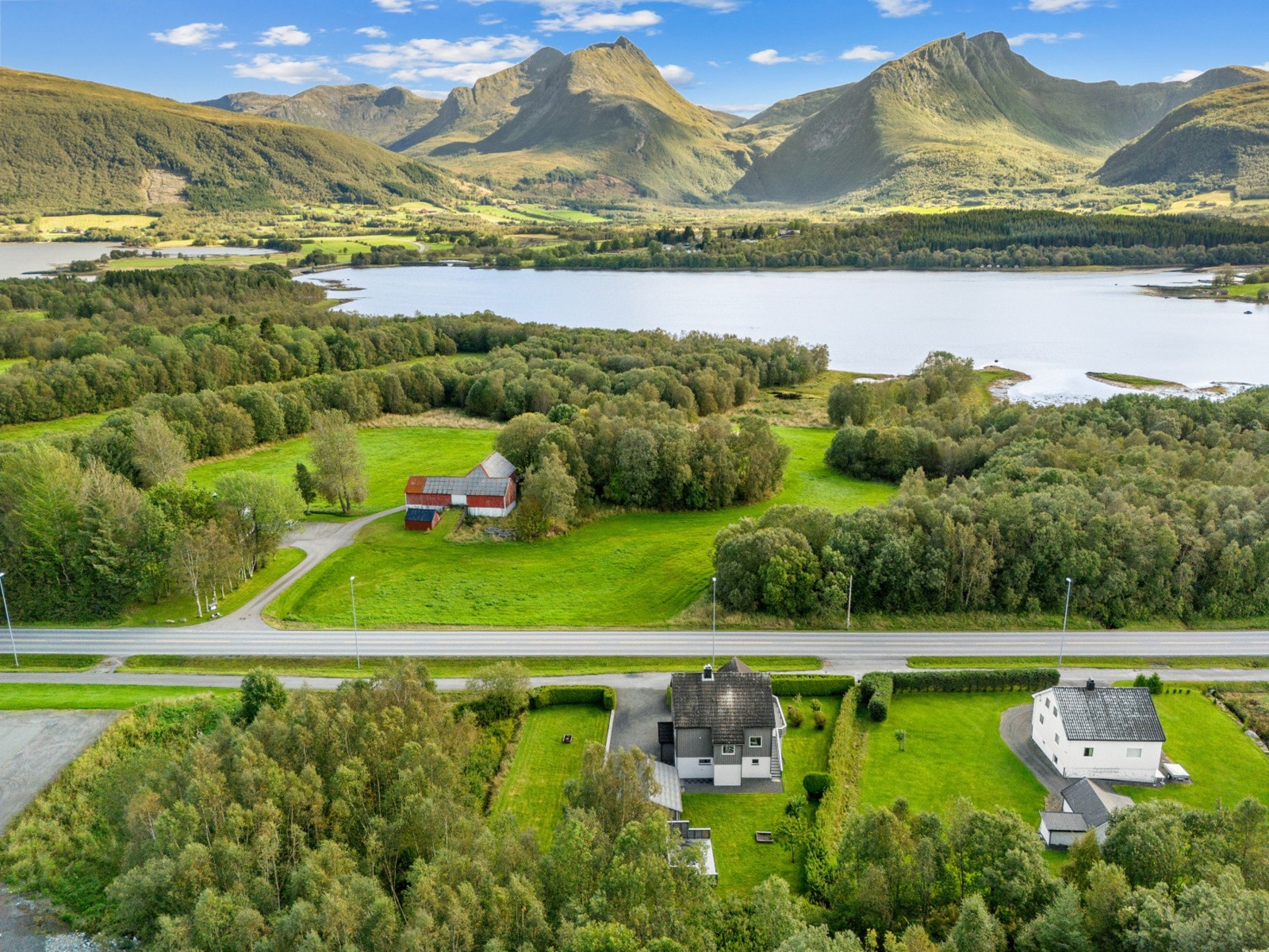 Kort vei til sjø i landlige omgivelser. Galleribilde
