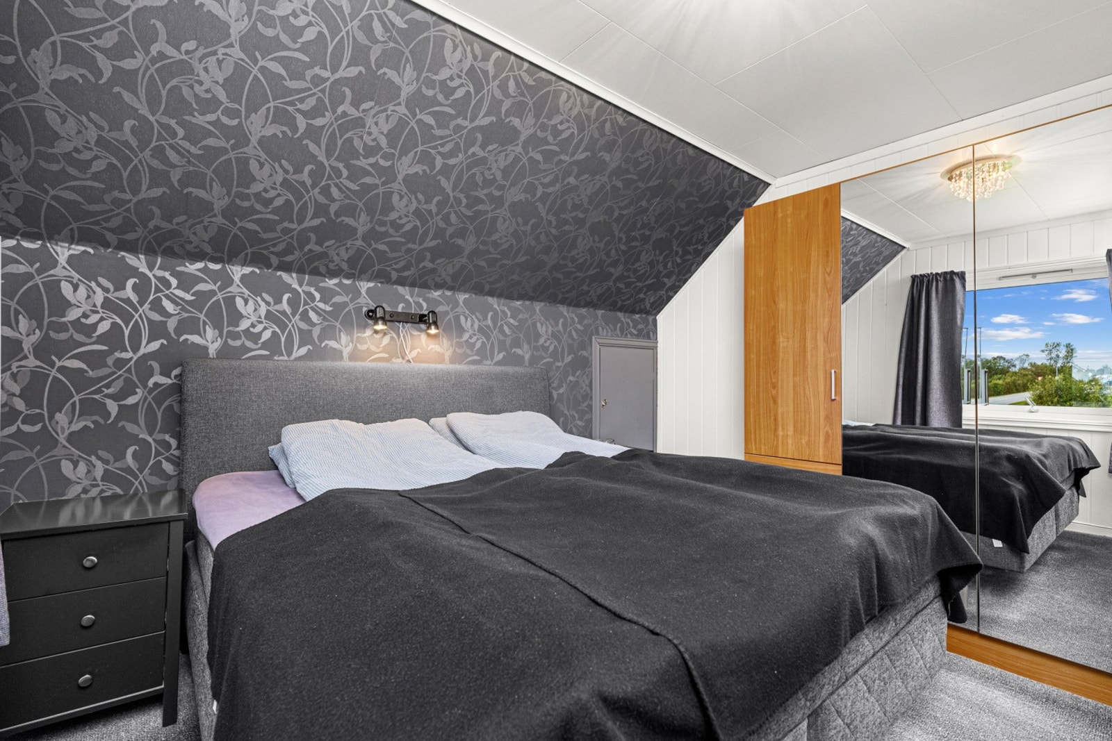 Romslige soverom med god plass til oppbevaring. Galleribilde