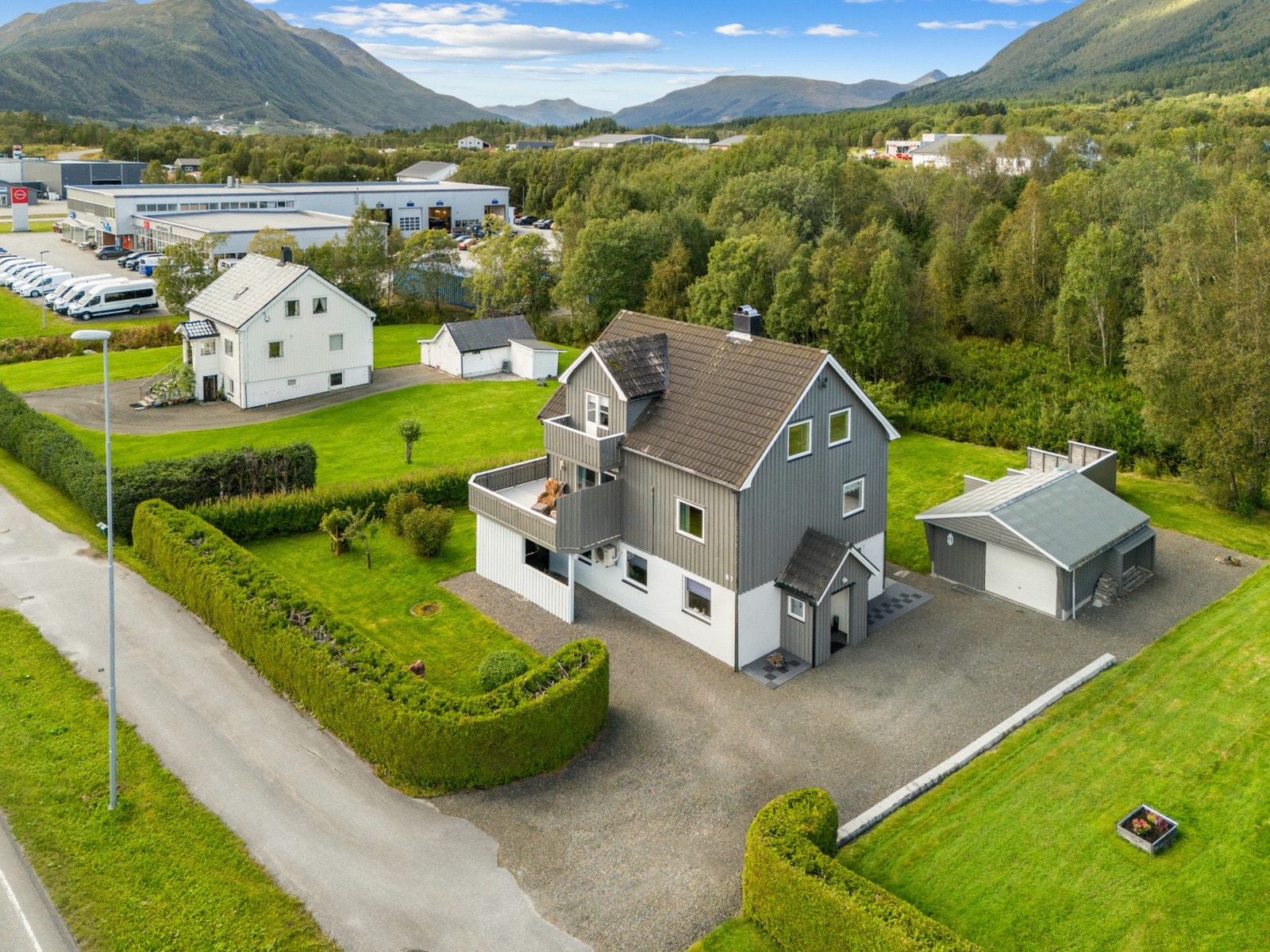 Velkommen til Eidevegen 87! Presentert av Alexander Bjerkås. Foto: Interiørfoto. (Håvard Nyeggen Løberg) Galleribilde