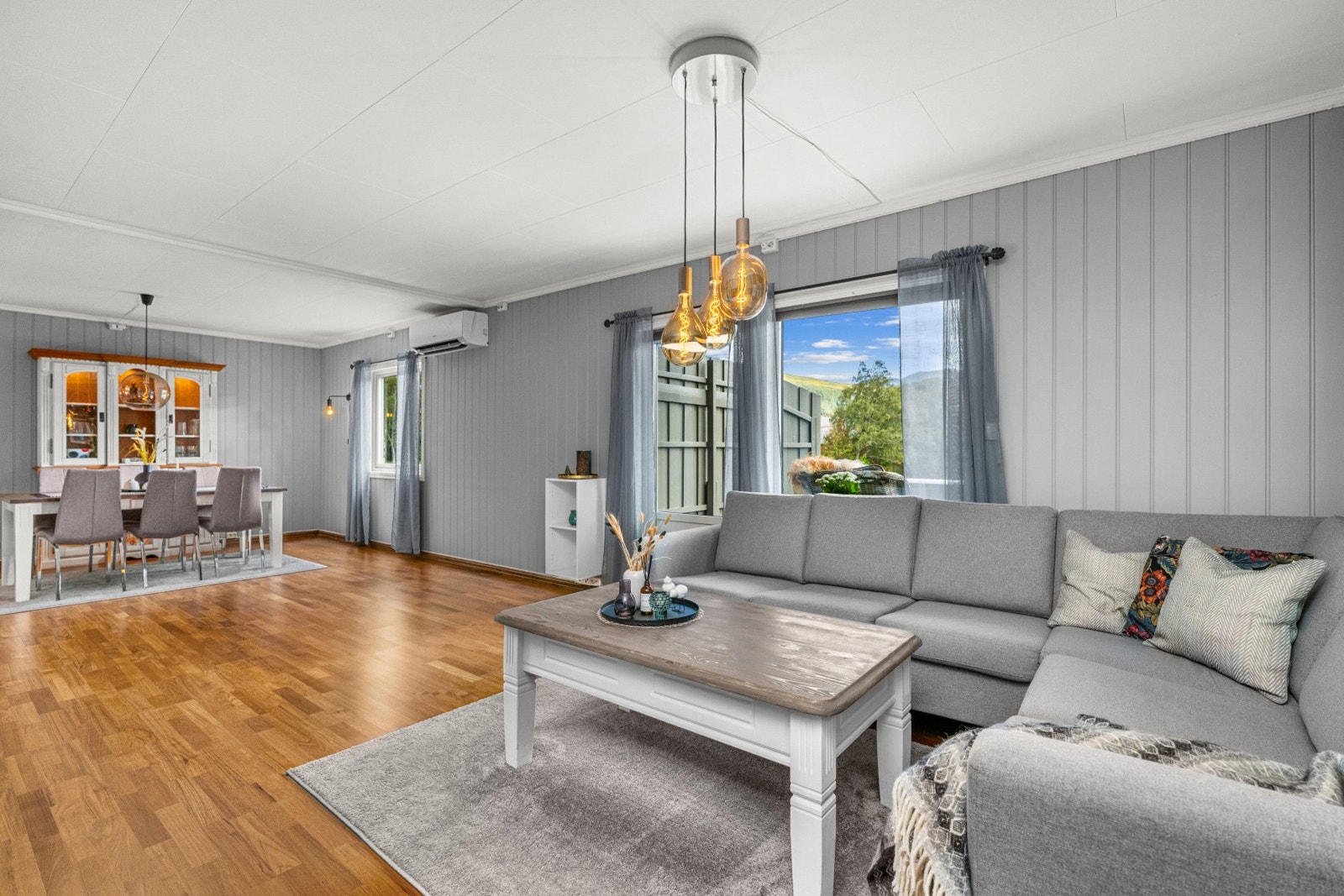 Boligen har varmepumpe og vedovn i stue/spisestue. Galleribilde