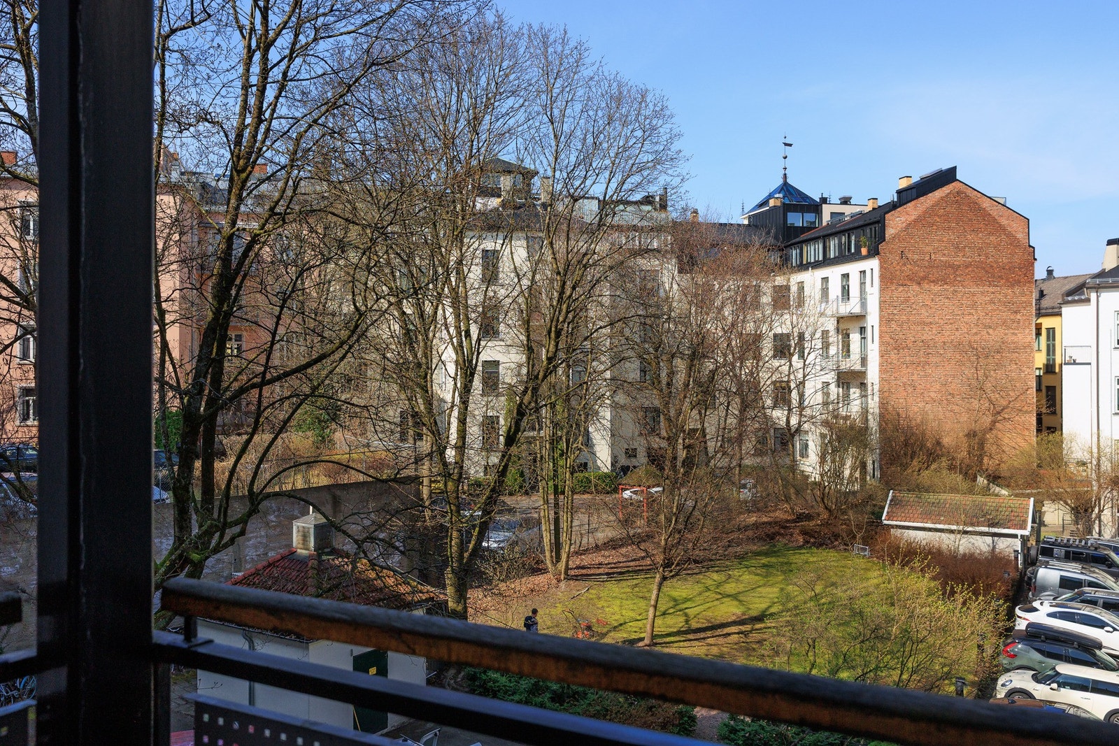 Grønt utsyn fra uteplassen Galleribilde