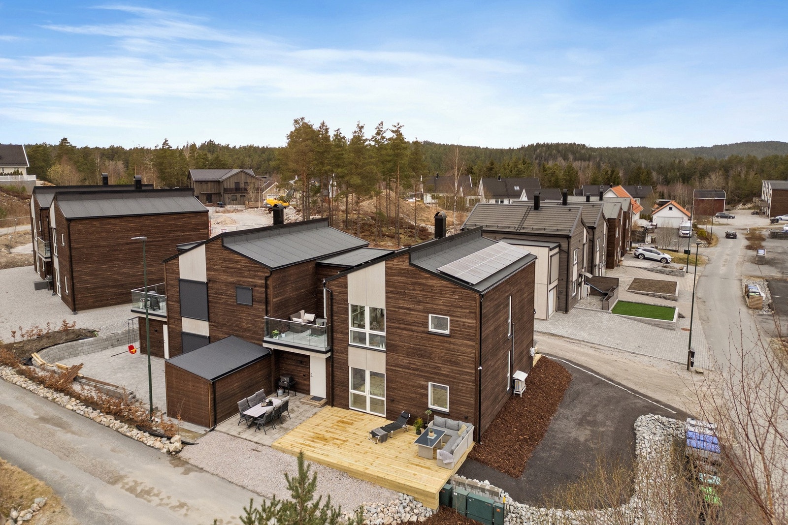 Solcelleanlegg med 16 paneler og Growatt inverter (6,4 kWh). Produserte 2566 kWh i 2025 - gir både miljøvennlig og økonomisk gevinst. Galleribilde