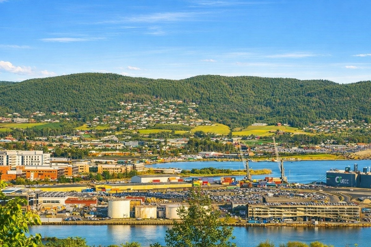 Panoramautsikt mot byen og innseilingen | gåavstand til skoler, nærbutikk og buss | omlag 3 km til sentrum og togstasjon | marka er en nær nabo Galleribilde