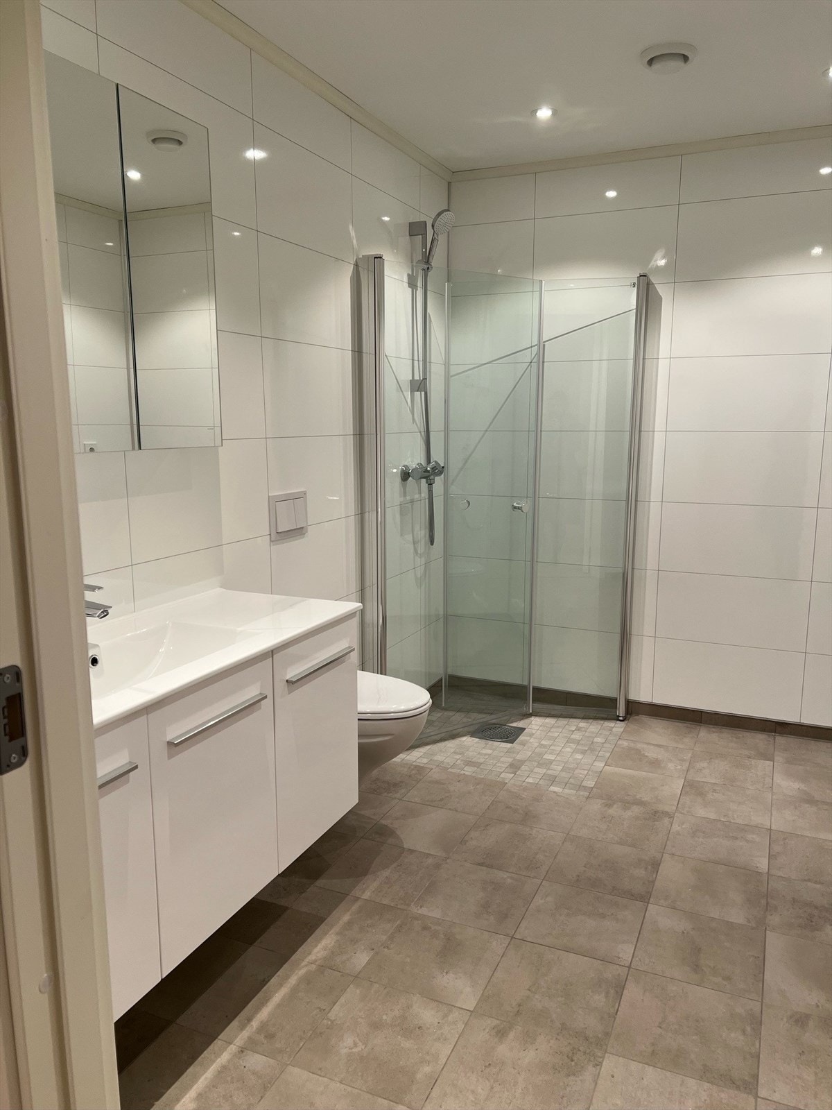 Badet er på ca 7,5 kvm og med god plass til vaskemaskin og tørketrommel også Galleribilde