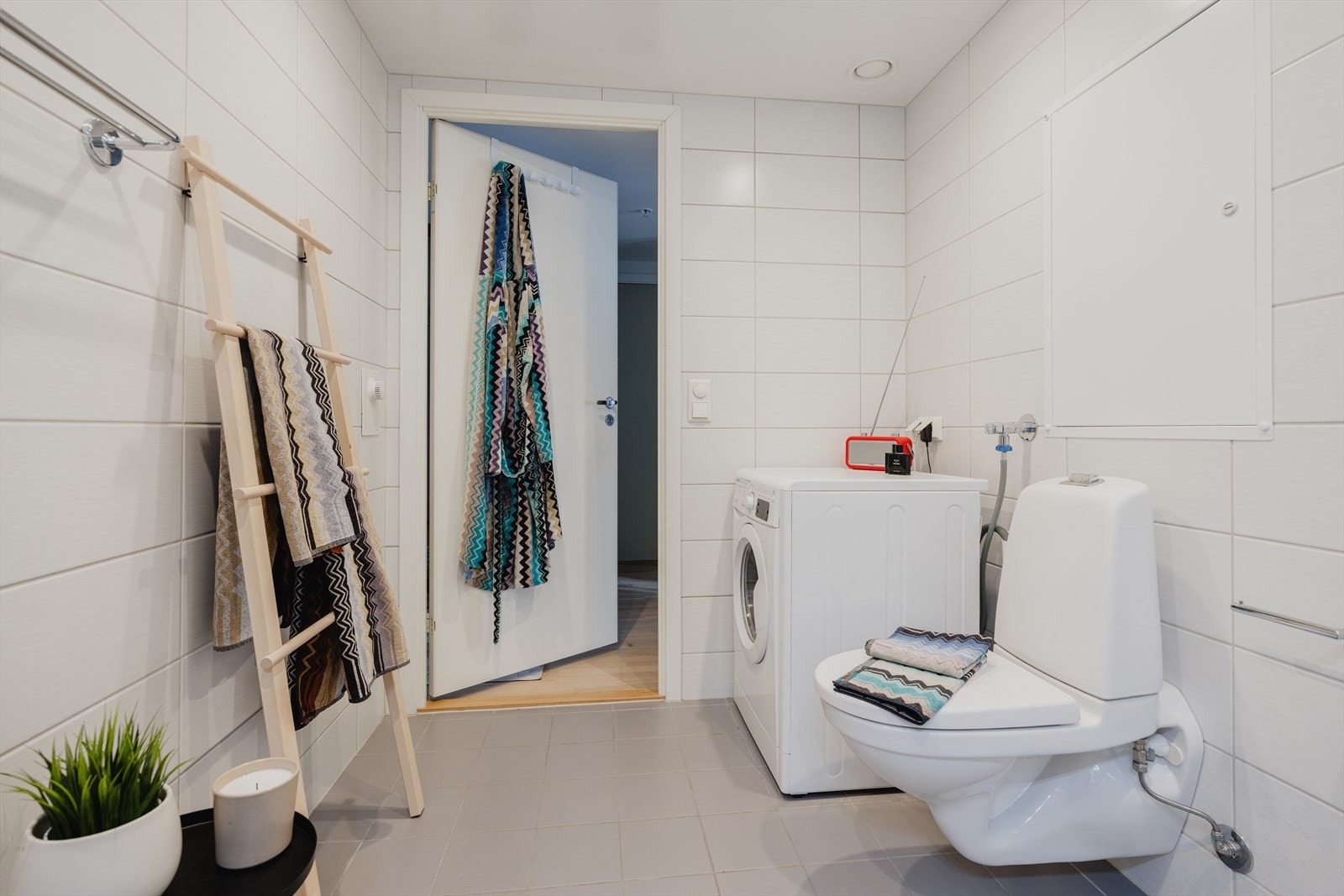 Rommet har balansert ventilasjon og en systemhimling med fire integrerte downlights. Vannfordelerskap for rør-i-rør-systemet og for den vannbårne varmen er plassert på vegg. Galleribilde