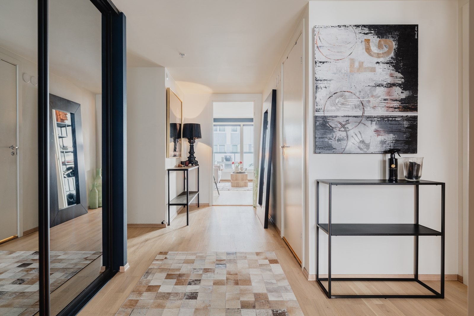Entréen er lys og innbydende med god plass til sko og yttertøy. Galleribilde