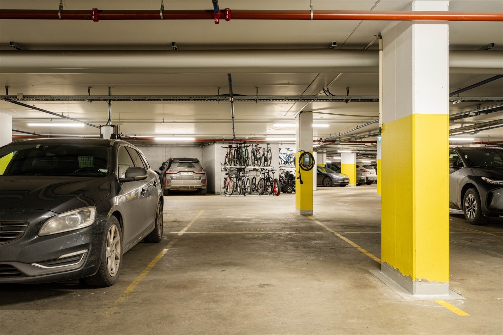 Boligen disponerer en biloppstillingsplass i felles parkeringskjeller, med heisadkomst direkte ned til garasjeanlegget. Galleribilde