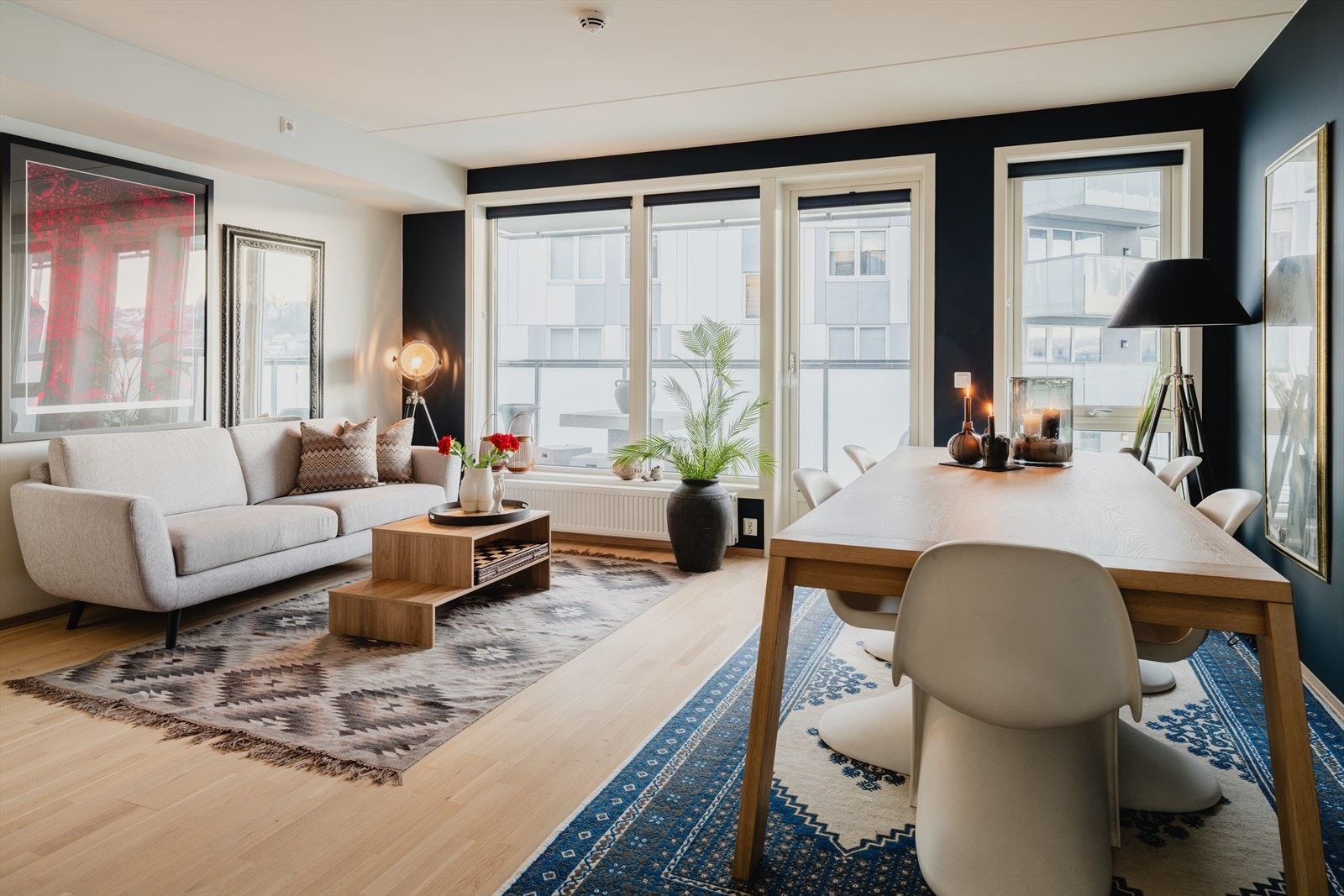Moderne boligblokk fra 2017 med heisadkomst til leiligheten i 6. etasje. Galleribilde