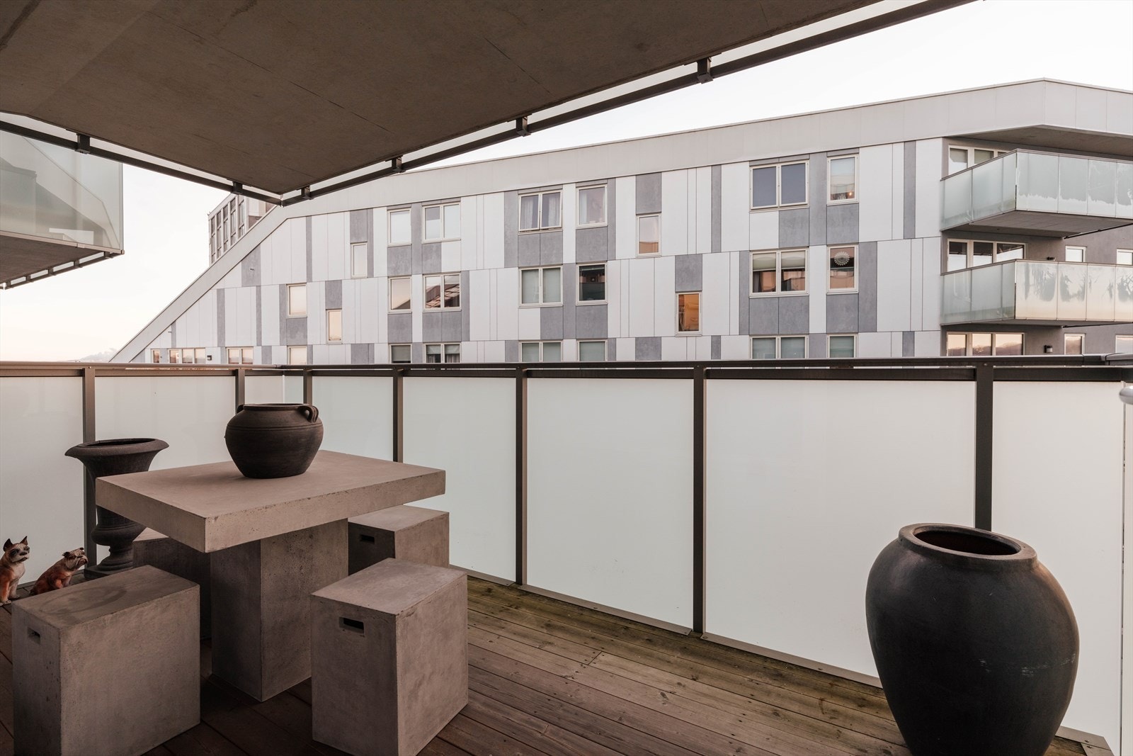 Balkongen har impregnerte terrassebord og er utstyrt med utelys og stikkontakt. Galleribilde
