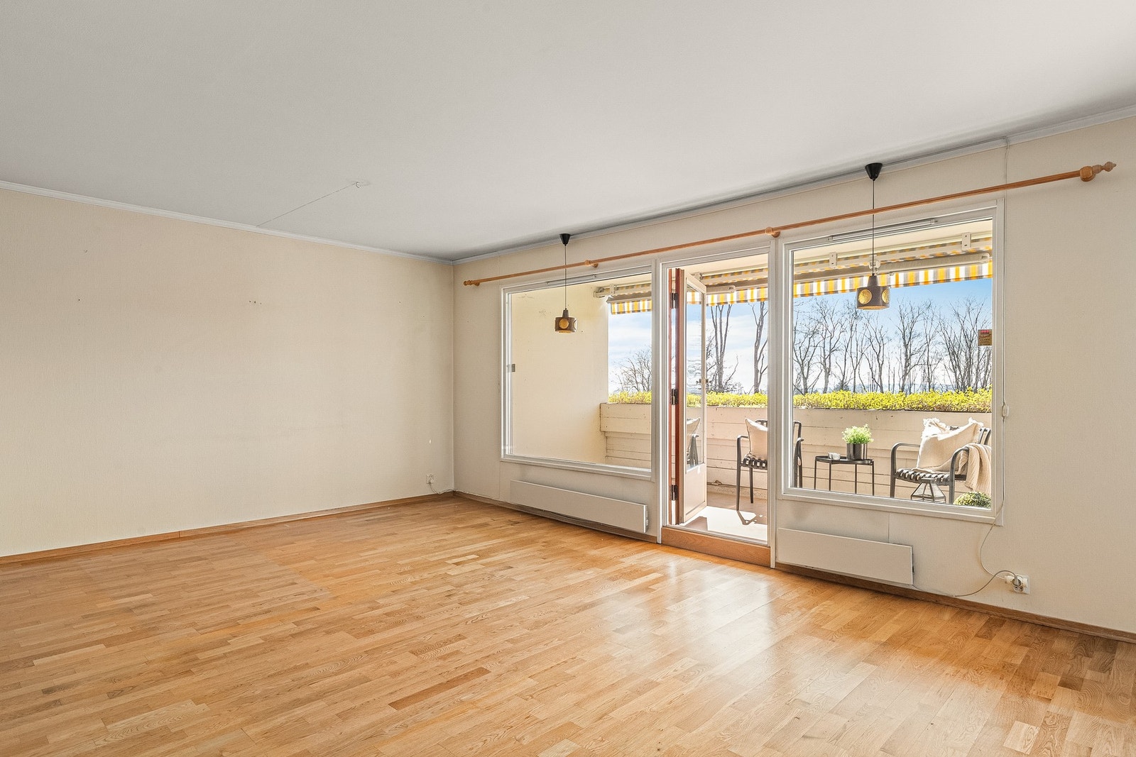 Stuen er lys og romslig med store vindusflater og gode lysforhold. Galleribilde