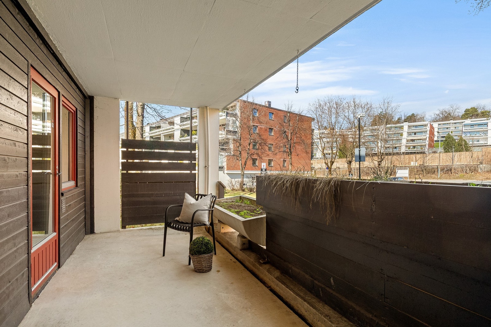 Nordvendt terrasse (ca. 11 kvm) med adkomst fra soverom. Galleribilde