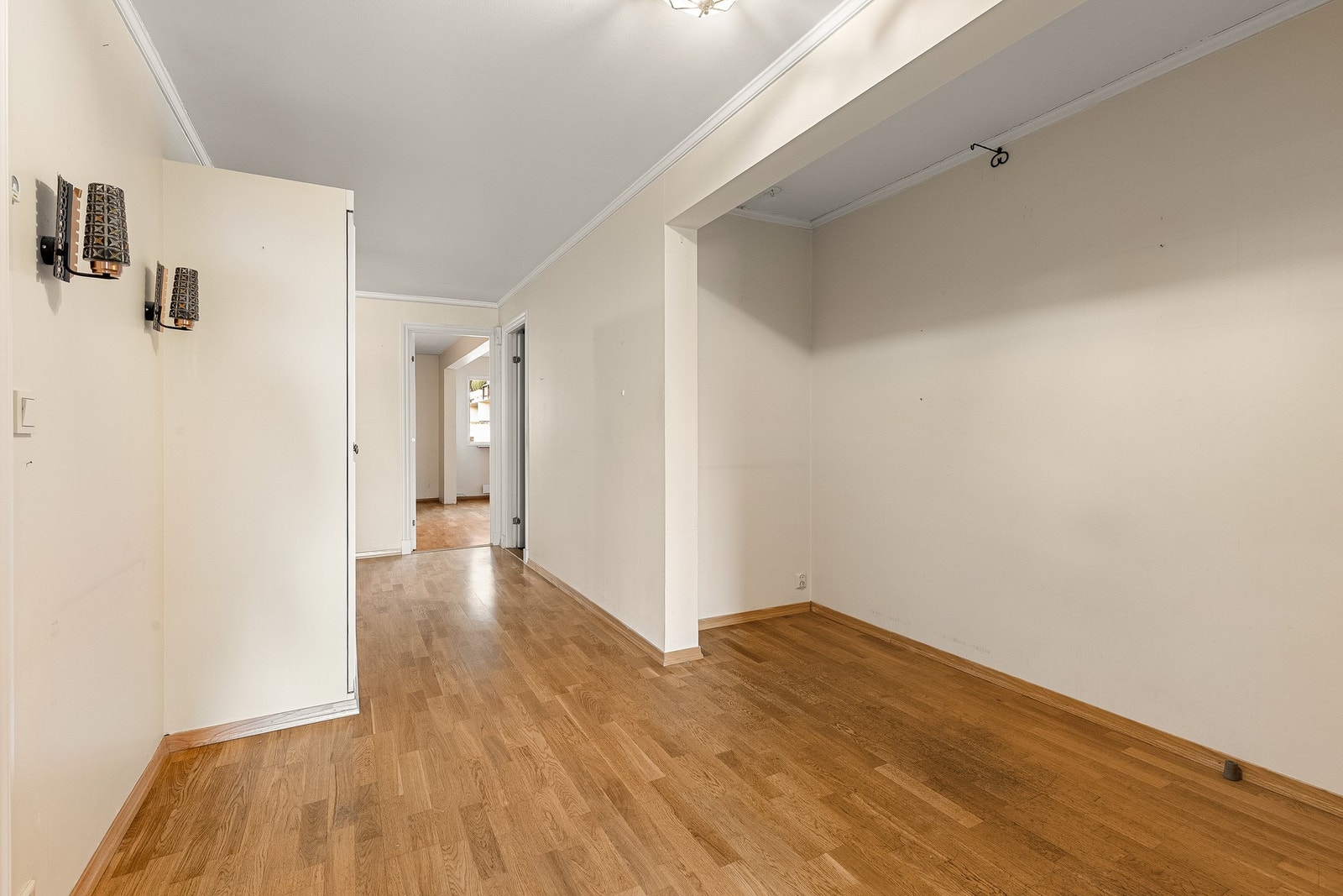 Leiligheten er gjennomgående med en god planløsning, hvor de tre soverommene er samlet i én del av boligen. Galleribilde