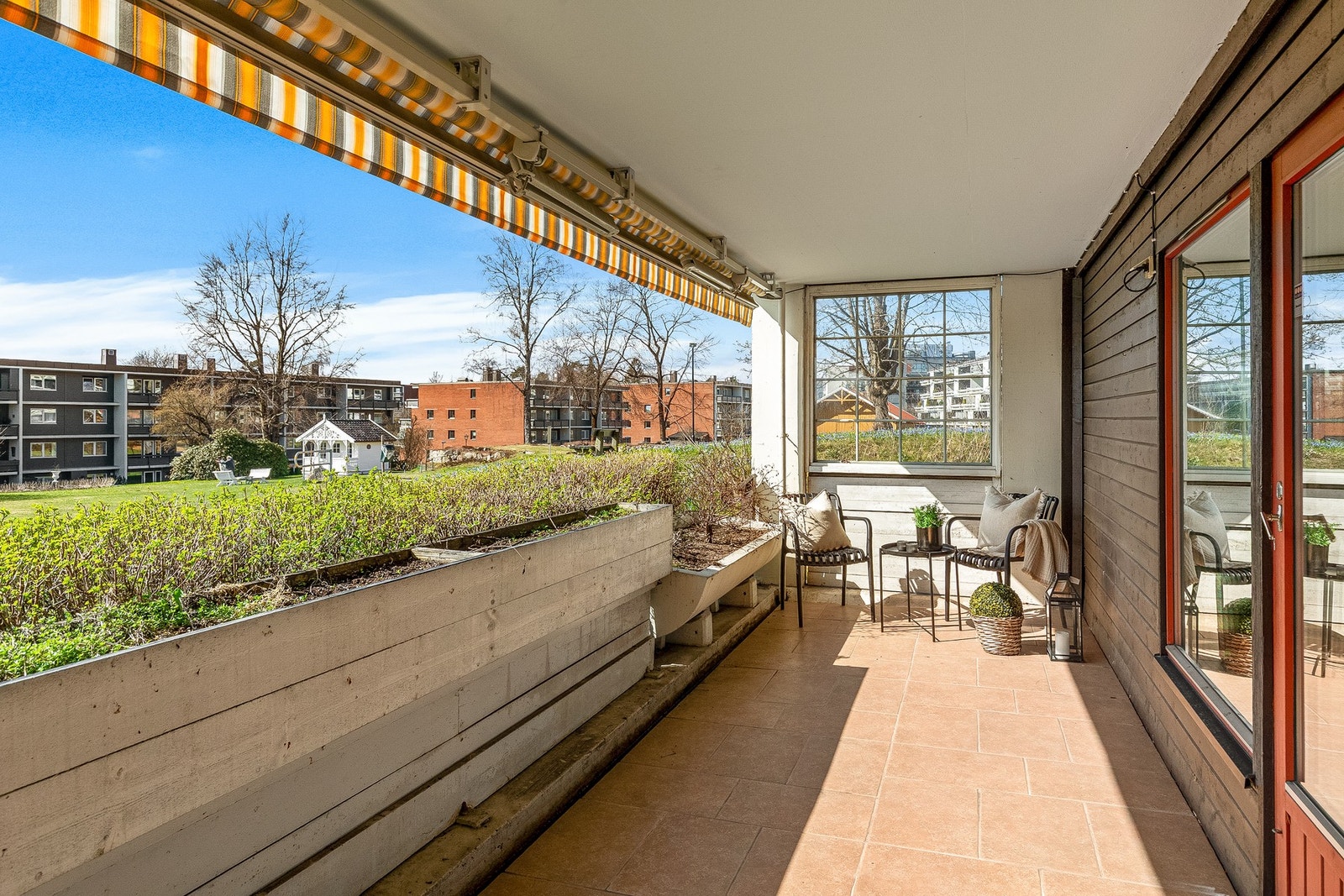 Terrasse har sidevindu for ekstra lys og skjermet beliggenhet uten naboer mot vest. Galleribilde