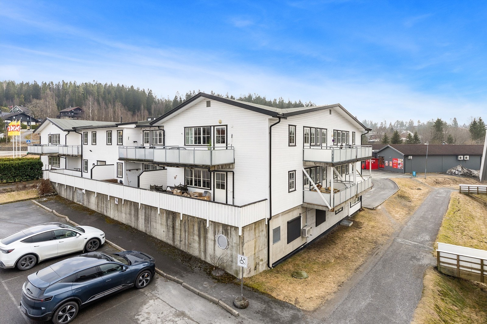 Leiligheten ligger i et boligbygg fra 2008, som er en del av et sameie med 16 boligseksjoner. Galleribilde