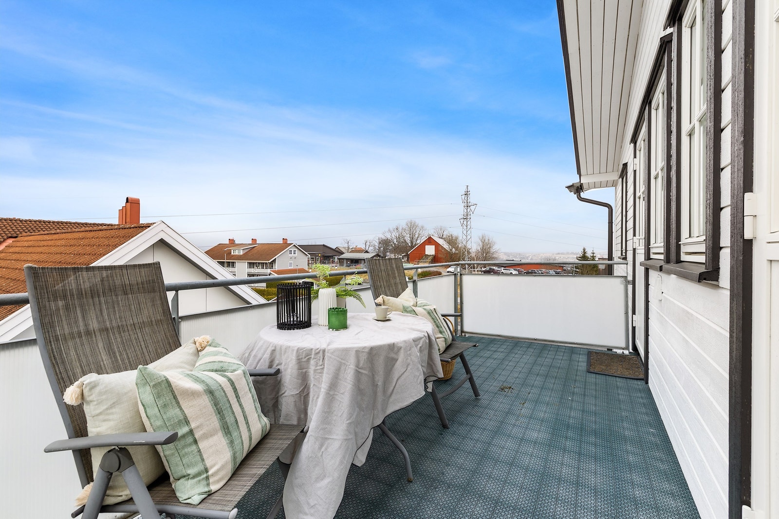 Den ene balkongen på 9,4 m² vender mot nabohuset og er en skjermet og fin uteplass. Galleribilde
