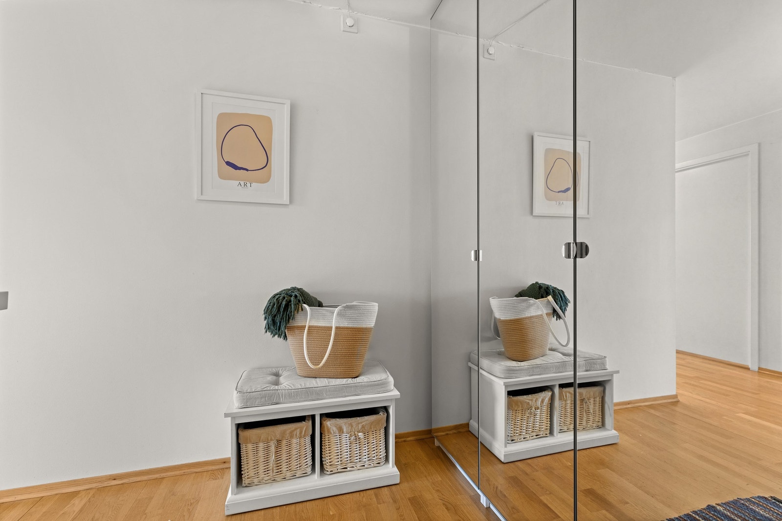 Entrèn har god plass til oppbevaring av yttertøy og sko, og det er satt inn garderobeskap for ytterligere oppbevaring Galleribilde